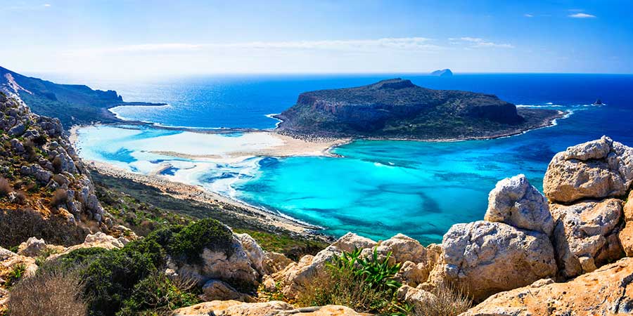 eine mediterrane Strandlandschaft mit türkis-blauem Wasser