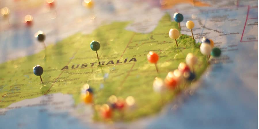 Eine Australienkarte, auf der Orte mit Stecknadeln markiert wurden