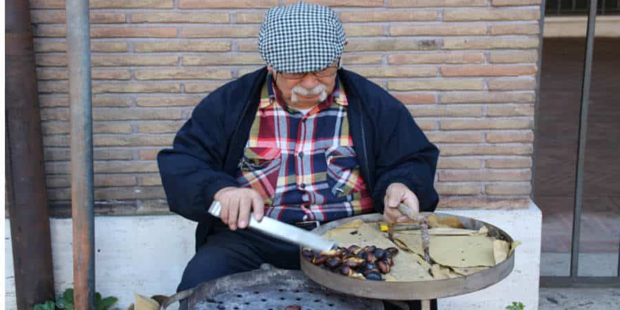 ein Mann bereitet auf einer Grillplatte Streetfood zu