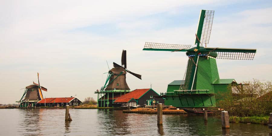 ein friedliches Landschaftsbild mit Wassermühlen in Holland - Symbolbild für Reise-Geheimtipp Europa