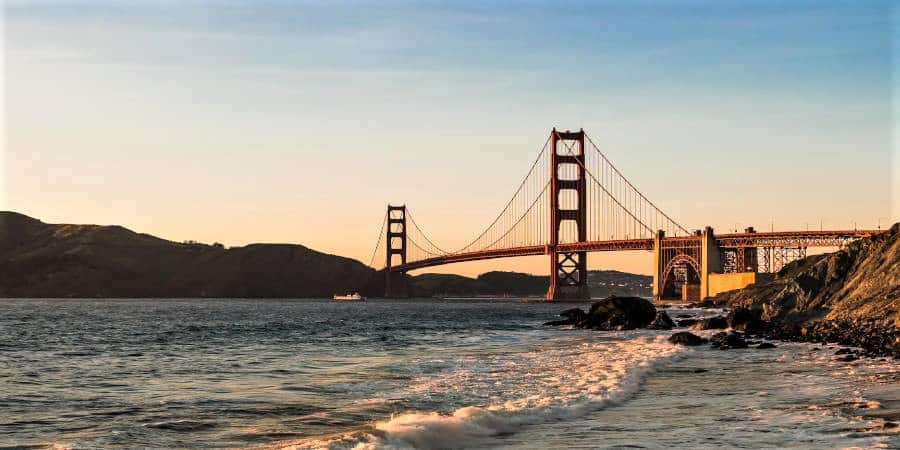 Golden Gate Bridge im beginnenden Sonnenuntergang