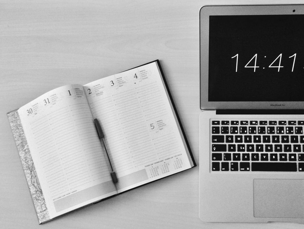 Kalender und Laptop auf Schreibtisch - Symbolbild für Lernen gegen Prüfungsstress