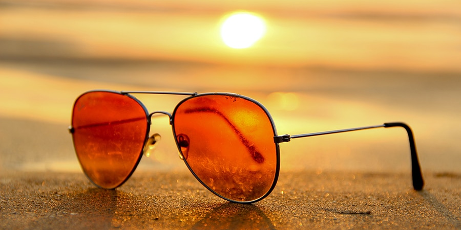 Closeup von Sonnenbrille im Sonnenuntergang - Symbolbild für "Fabulous FABruary"