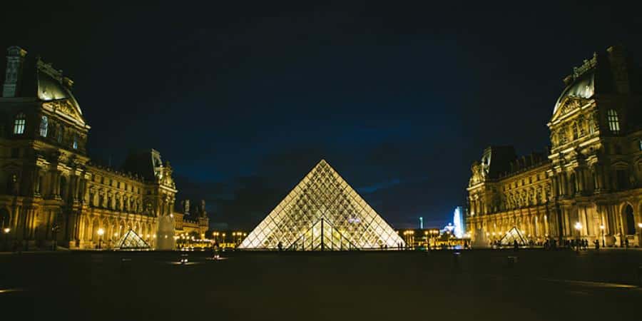 Louvre in Paris bei Nacht