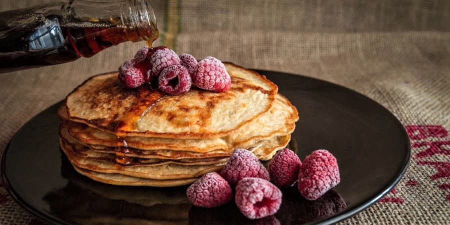 Pancakes mit Beeren auf Teller angerichtet - Symbolbild im Beitrag zu Apps für Studenten
