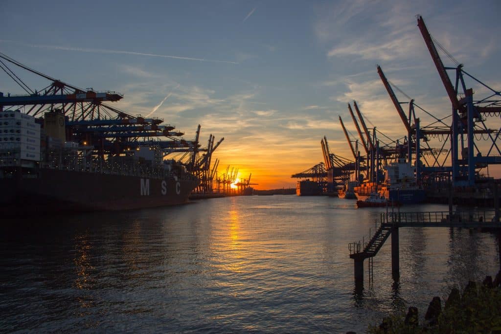 Hafen von Hamburg im Sonnenuntergang.