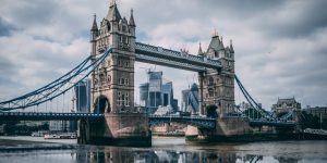 Blick auf die Tower Bridge in London - Symbolbild für Reisen nach Großbritannien.