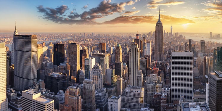 Die City Skyline von New York - Symbolbild für Studentenreisen mit ISIC, ITIC oder IYTC.