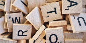 Buchstabenplättchen von Scrabble - Symbolbild für Glossar wichtiger Begriffe zum Studium.