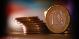 Aufgestapelte Euromünzen - Symbolbild für das Thema Studienfinanzierung.
