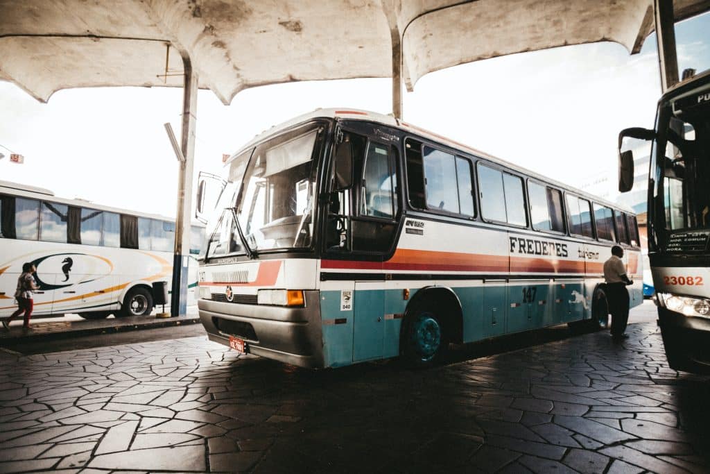Fernbus auf einem Busbahnhof - Symbolbild für Busreisen