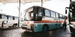 Fernbus auf einem Busbahnhof - Symbolbild für Busreisen