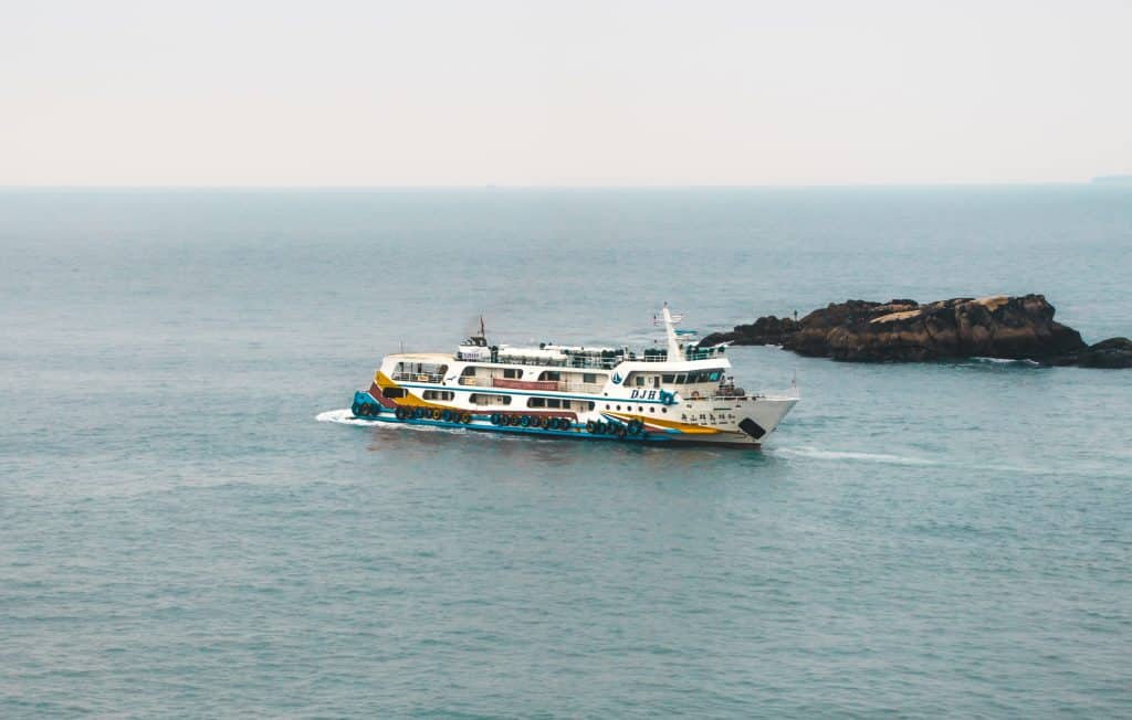 Fähre im Meer auf offener See - Symbolbild für Fährreisen mit ISIC