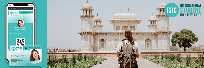 Junge Frau steht vor Taj Mahal, Rand zeigt digitale ISIC und ISIC-Karte - Symbolbild für ISIC im Urlaub