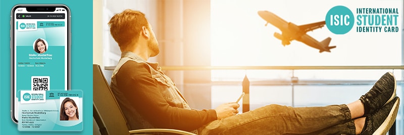 Mann am Flughafen sitzt in Wartebereich und schaut auf abhebendes Flugzeug im Sonnenuntergang, Rand zeigt digitale ISIC und ISIC-Karte - Symbolbild für ISIC im Auslandssemester
