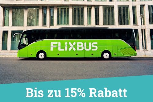 Grüner FlixBus vor Gebäude - Symbolbild für Vorteile bei FlixBus mit ISIC