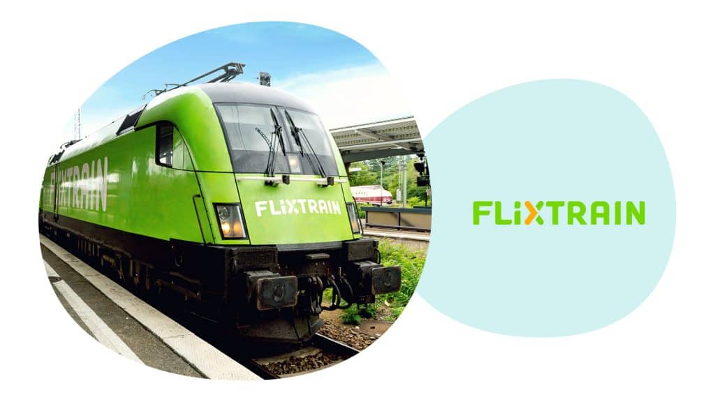 Grüner FlixTrain steht am Bahnsteig.